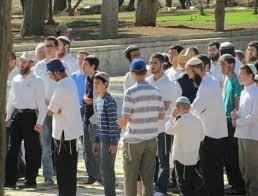 ليبرمان يبحث حلولا للمستوطنين في حزما وقلنديا