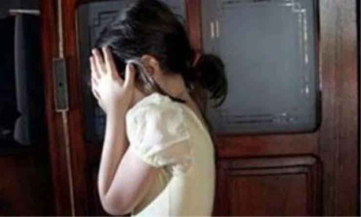 خمسيني 'مهووس' يتجرد من إنسانيته.. و هذا ما فعله بطفلة