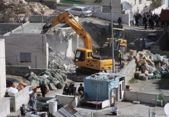 الاحتلال يخطر بهدم منزل شهيد ويعتقل مواطنا في بني نعيم شرق الخليل