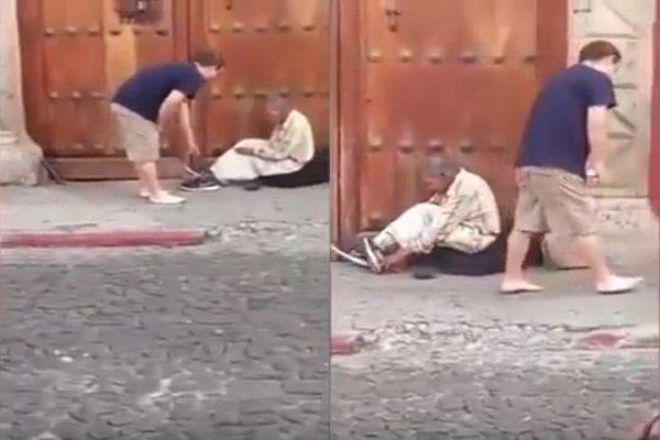 (فيديو) شاهد ماذا فعل هذا السائح مع مشرد في الشارع !! لن تُصدّق