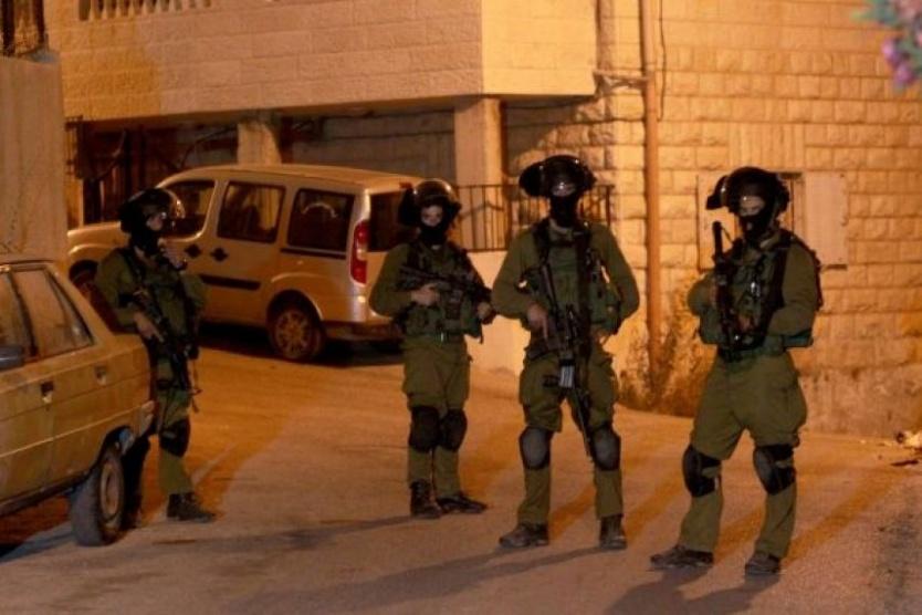 الاحتلال يعتقل فلسطينيين بحجة القاء الحجارة قرب نابلس
