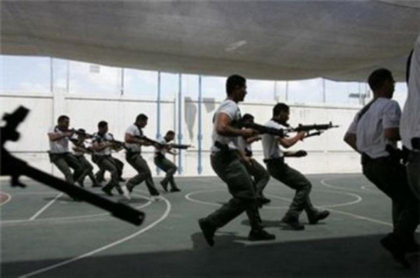 هيئة الأسرى: سجانون يعتدون على أسيرين شقيقين