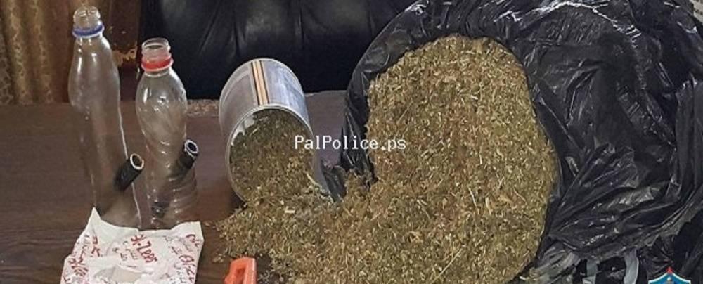 الشرطة تضبط كيلو ونصف من الماريجوانا المخدرة في الخليل