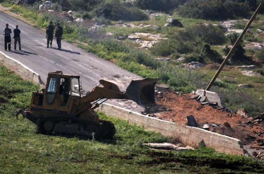 الاحتلال يقتلع أشجار زيتون جنوب بيت لحم