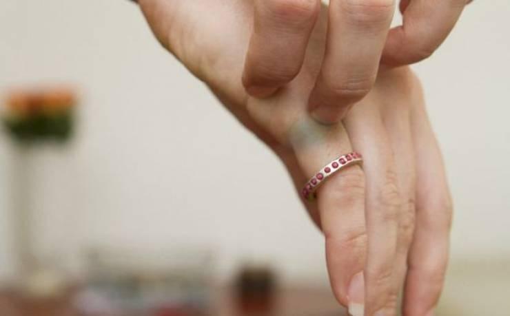 ما معنى أن تترك اكسسواراتك آثاراً خضراء على بشرتك؟