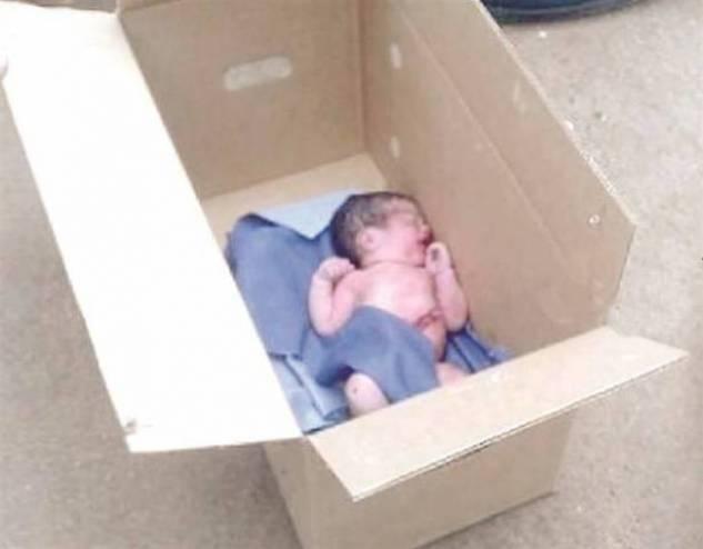 فيديو | زوجان يرميان أطفالهما الـ3 في احدى الشوارع ويهربان!