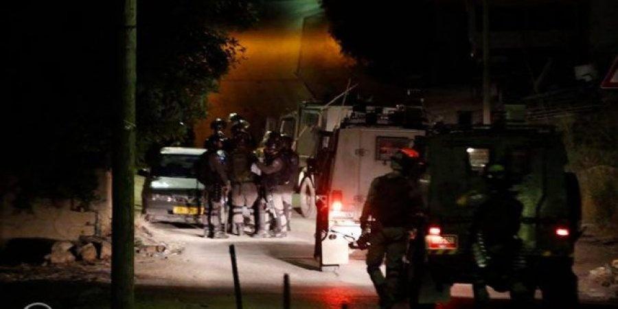 الاحتلال يعيث فسادا بمنزل المطارد عدي غوادرة