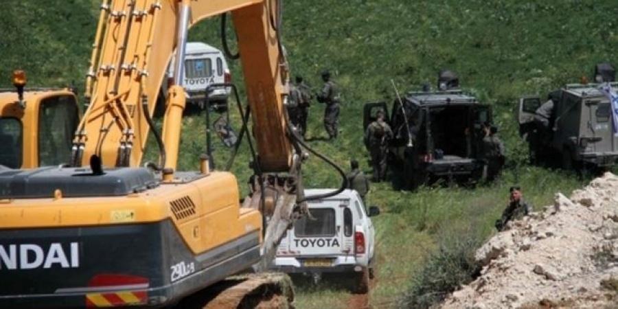 الخليل: الاحتلال يمنع العمل في طريق بمسافر يطا ويحتجز 3 آليات ثقيلة