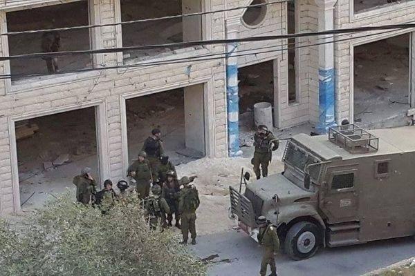 هدّد بتفجير أحد المنازل .. الاحتلال يعتقل شابيْن من صوريف