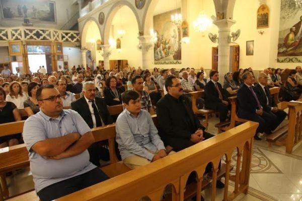 رام الله تصلّي لراحة نفس الأب فيصل حجازين