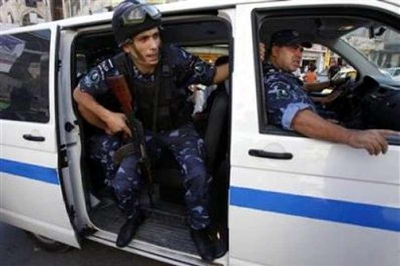 شرطة الخليل تقبض على مطلوب متهم بـ20 قضية نصب وسرقة
