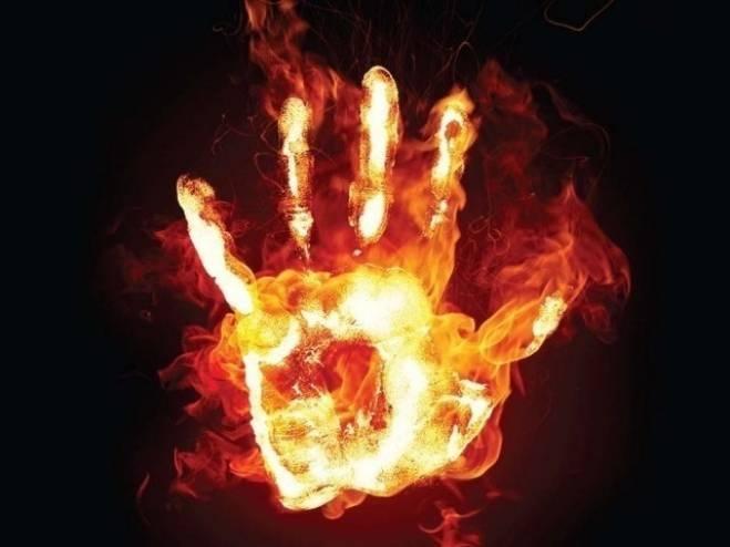 اشترى مادة حارقة وسكبها على زوجته أمام أبنائهما الستة