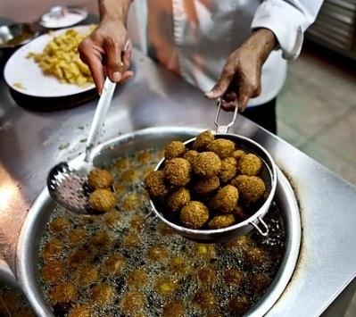 أردني يطهو الفلافل بالحشيش