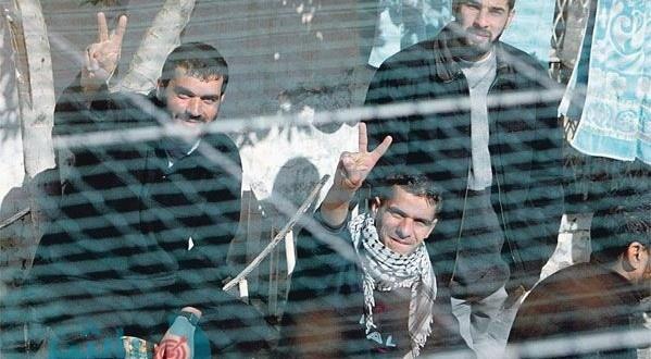4 أسرى يواصلون اضرابهم ضد الاعتقال الاداري
