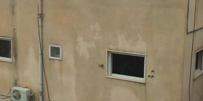 الاحتلال يخطر مواطنا من حزما شرق القدس بإخلاء منزله