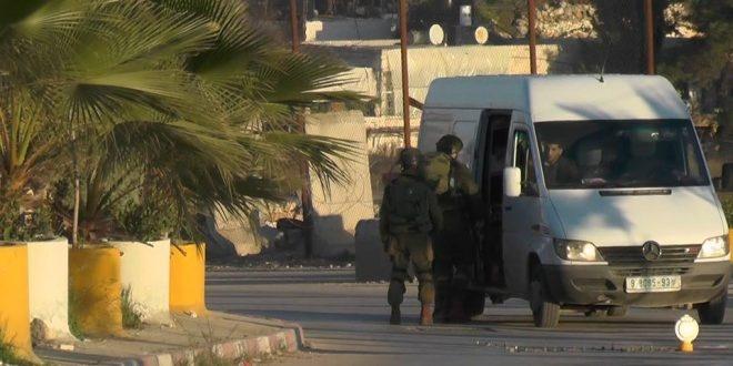 الخليل:الاحتلال ينكل بالمواطنين على مدخل مخيم الفوار