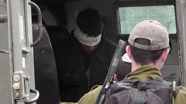 الاحتلال ينكّل بأسير خلال عملية اعتقاله