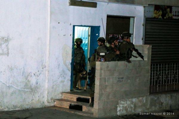 الاحتلال يعتقل (22) مواطناً من الضفة بينهم فتاة