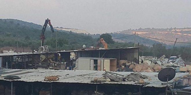 قوات الاحتلال تهدم عددا من المحال التجارية في بلدة برطعة