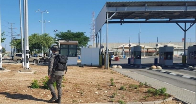الاحتلال يحتجز المواطنين ويطلق النار على حاجز الحمرا