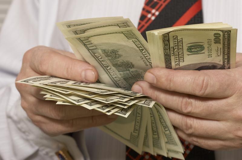 صرف راتب كامل للموظفين العسكريين في غزة