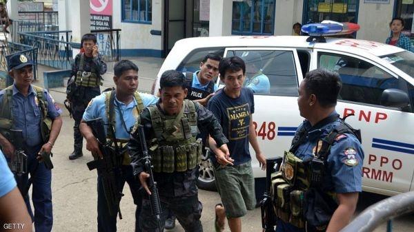 فرّ من خاطفيه وعلق في الشباك