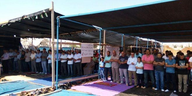 قلنديا:المئات يؤدون صلاةالجمعة بخيمة الاعتصام على أنقاض منازلهم المهدمة