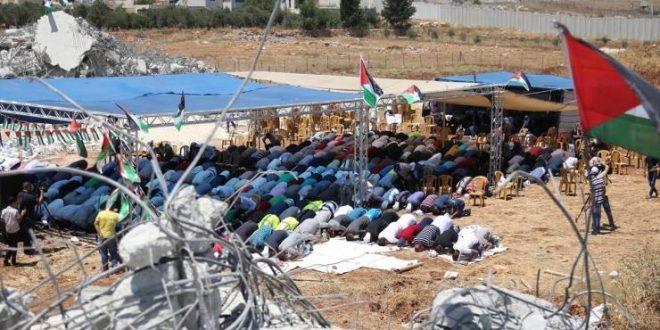 مواطنون يؤدون الصلاة على أنقاض المنازل المدمرة في قلنديا
