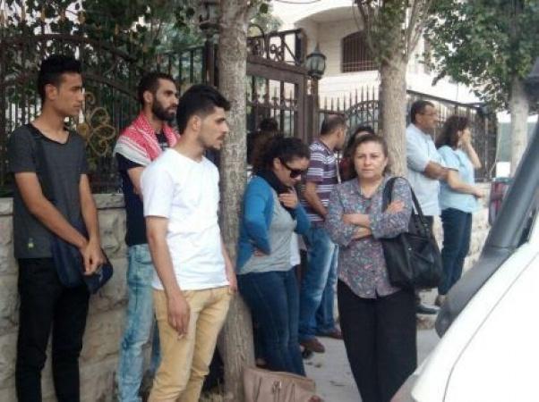 نشطاء يغلقون مقر الصليب الأحمر بالبيرة
