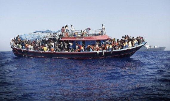 غرق مركب على متنه 300 مهاجر على سواحل مصر