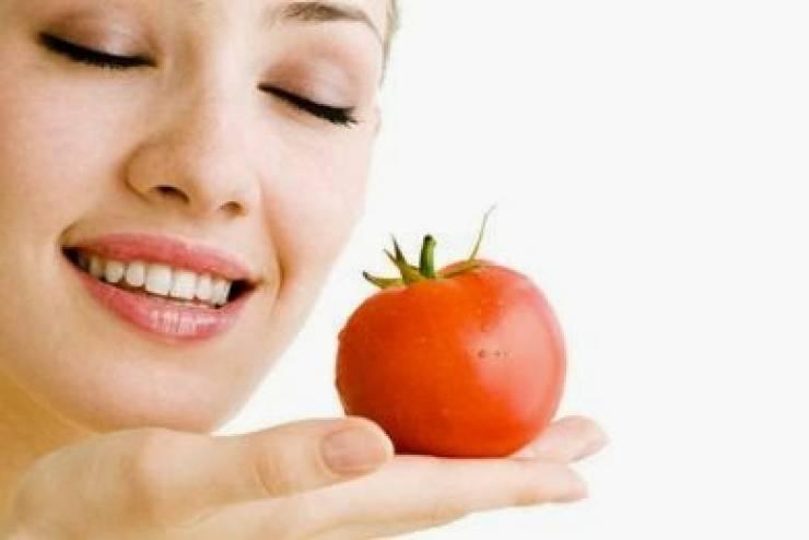 تجد المفاجئة عند وضع الطماطم على وجهها !
