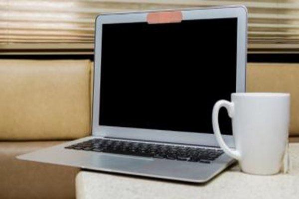 مدير FBI يُحذّر وينصح: لهذا السّبب غطّوا كاميرا اللاب توب