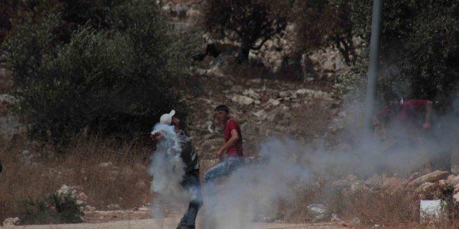 الاحتلال يقتحم منزلي شهيدين في سعير ويستولي على وثائق ومحتويات خاصة