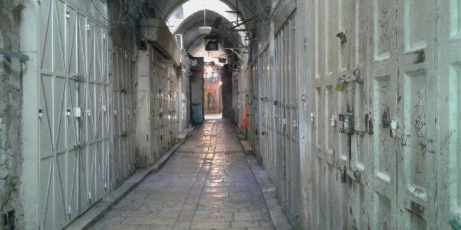 الاحتلال يجبر تجار القدس على أغلاق محالهم