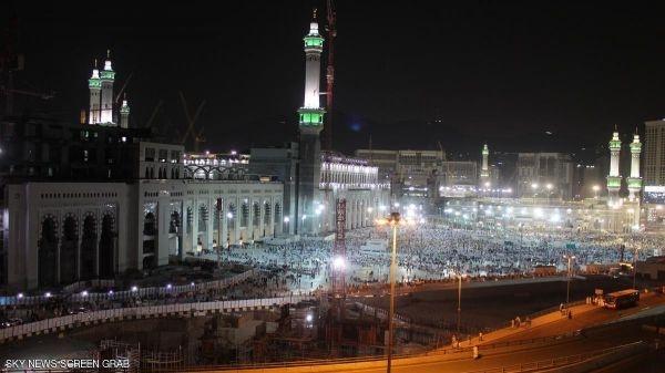 الحجاج يتدفقون الى مكة