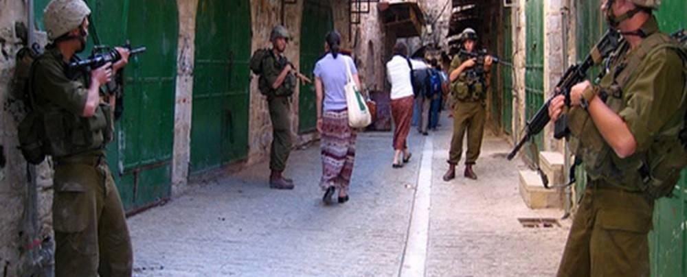 الخليل: الاحتلال يجدّد الأمر العسكري بإغلاق منزل ويهدد قاطنيه بالاعتقال