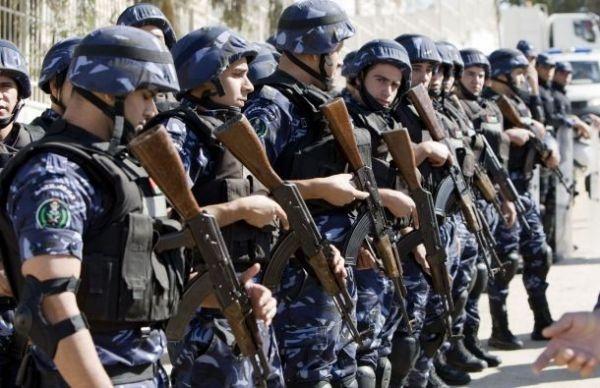 في الخليل : ذهبوا ليعتقلوه فتبرعوا بطعامهم لاسرته