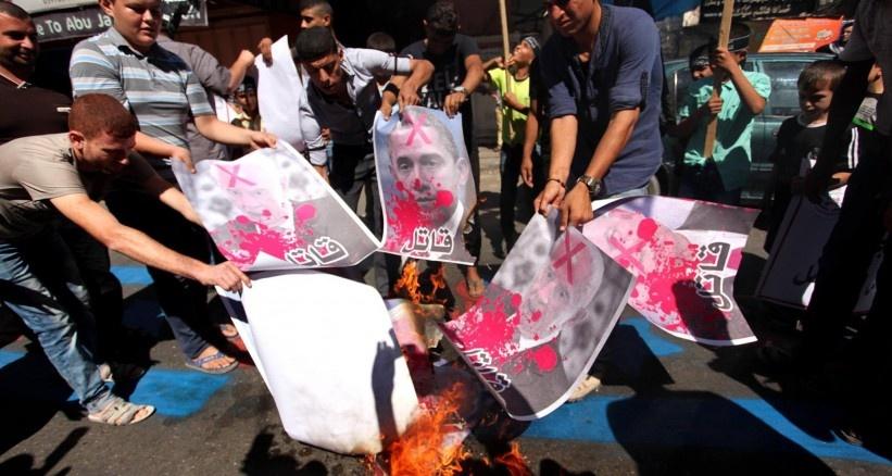 المقاومة الشعبية بغزة تحرق صور بيريس ونتنياهو واوباما