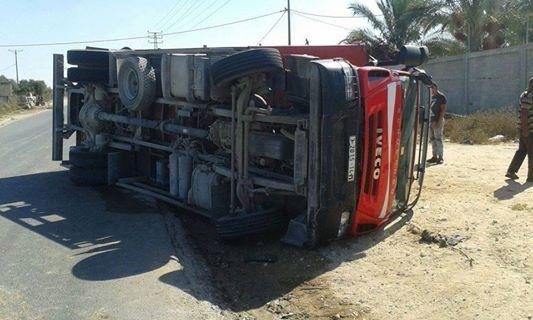 اصابة 3 مواطنين بانقلاب شاحنة شرق غزة