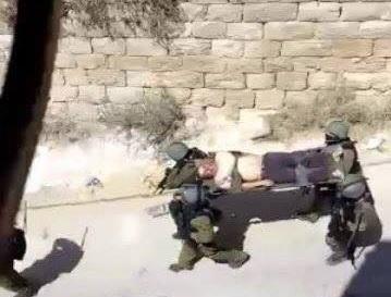 شهيد متاثرا بجراحه بعد اعتقاله من بيت اولا بالخليل