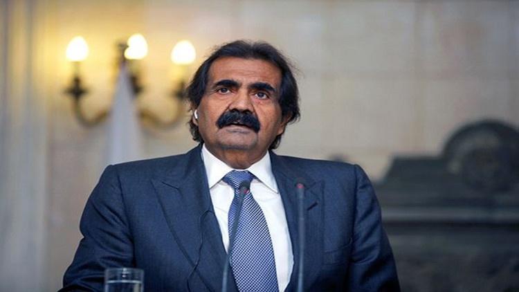 صورة أمير قطر السابق وهو يذبح الخروف تثير جدلا على الشبكة العنكبوتية