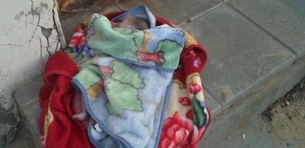 العثور على رضيعة في كرتونة أمام مسجد بيطا في الخليل