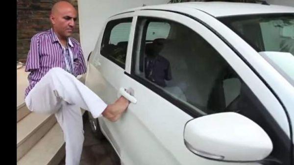 هندي بلا ذراعين يحصل على رخصة قيادة