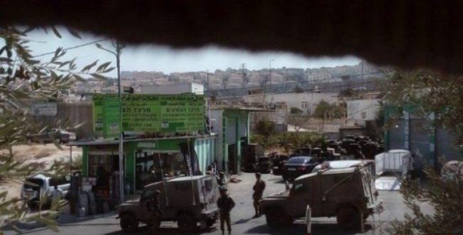 الاحتلال يقتحم بلدة بيت أمر ويخرب متجرا