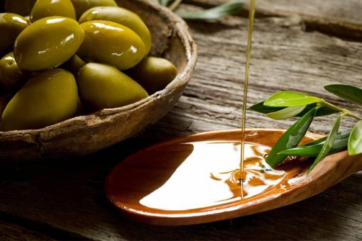 هل من علاقة تجمع بين زيت الزيتون والكولسترول؟