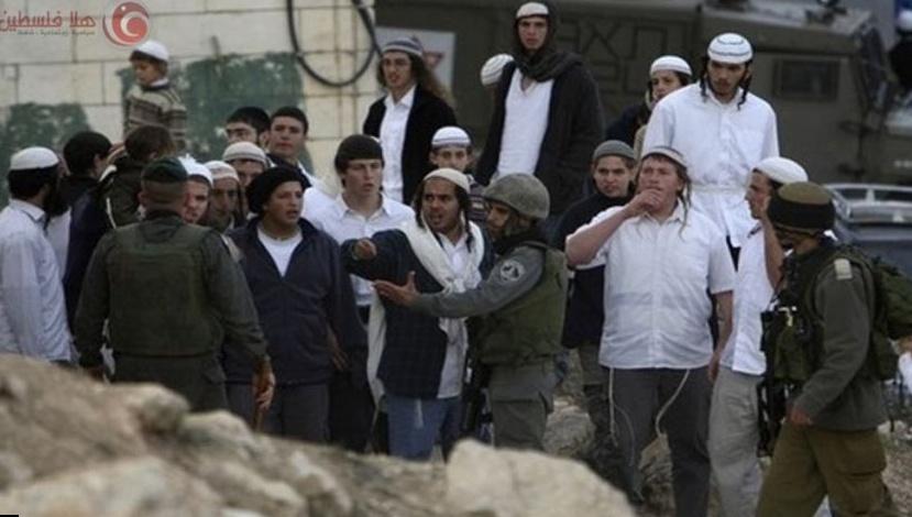 جيش الاحتلال  يخرج 4 مستوطنين بعد دخولهم حلحول