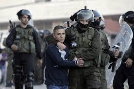 قوات الاحتلال تعتقل شابين أحدهما أسير محرر من نابلس