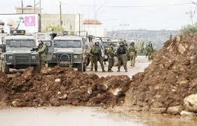 الاحتلال يغلق طريقين فرعيين جنوب بيت لحم بالسواتر الترابية