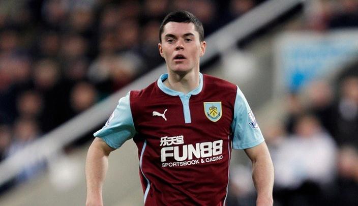 مدافع بيرنلي يفجر الغضب داخل مانشستر يونايتد