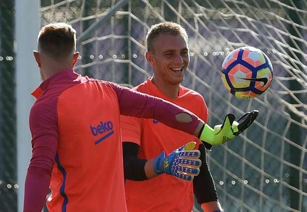 إصابة حارس برشلونة تُعيد حارس توتنهام إلى الواجهة